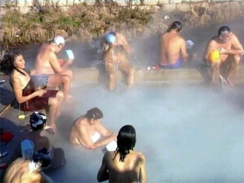 Romi slave Vasilicu uz kupanje na otvorenom (FOTO)