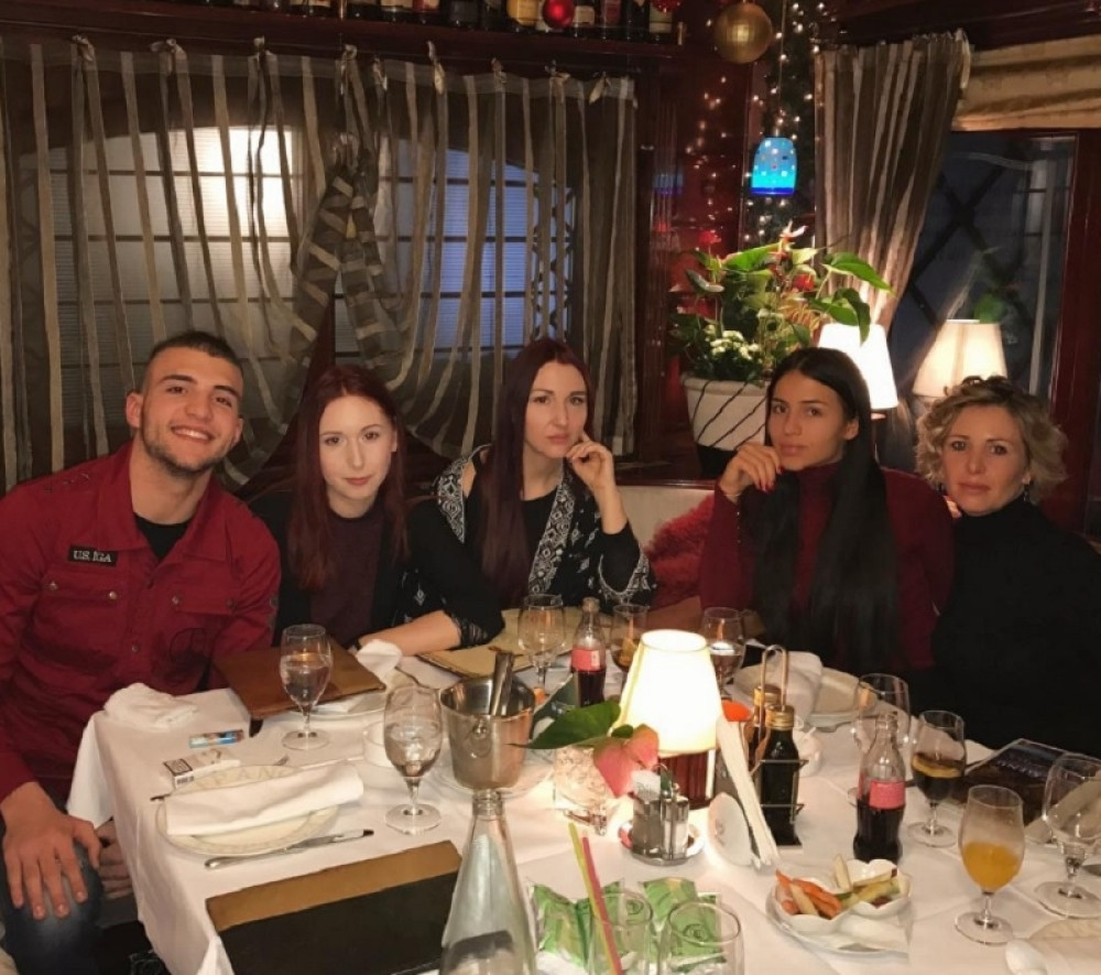 Veljko izveo sestre na večeru