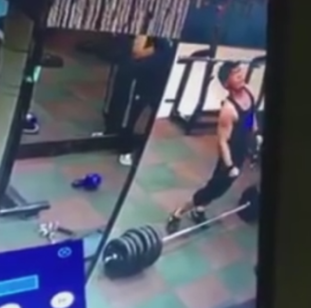 Dizaču tegova pukla kičma! (VIDEO)