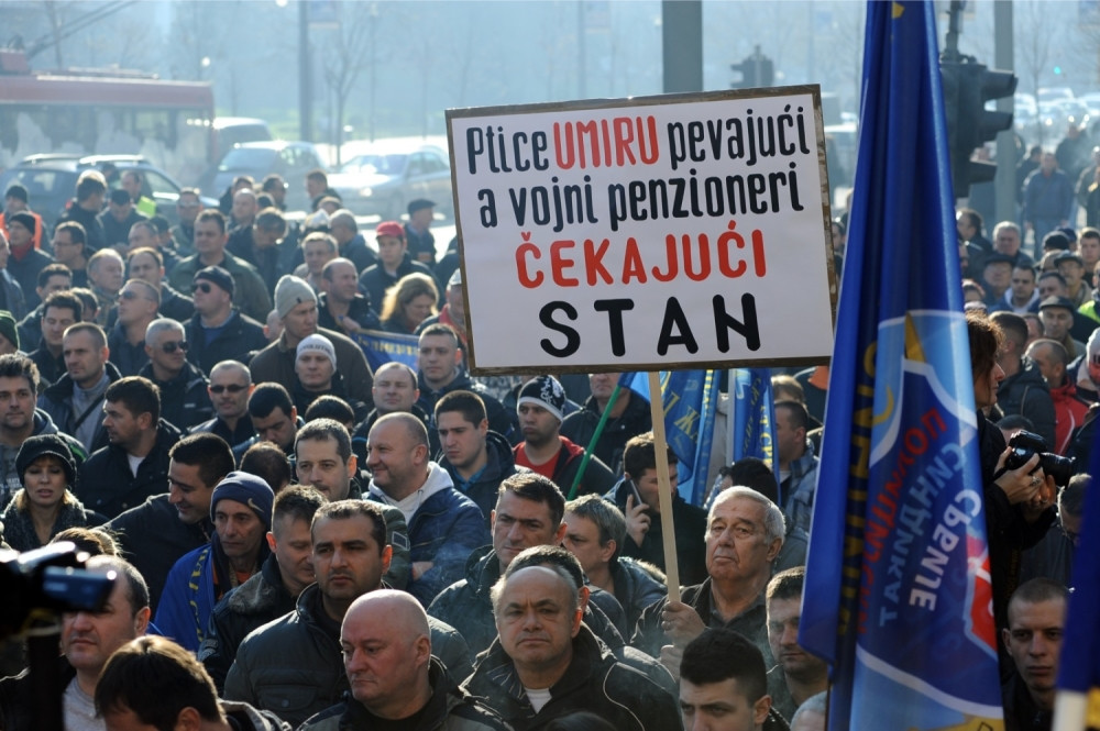 Iz vojske i policije opet prete protestima