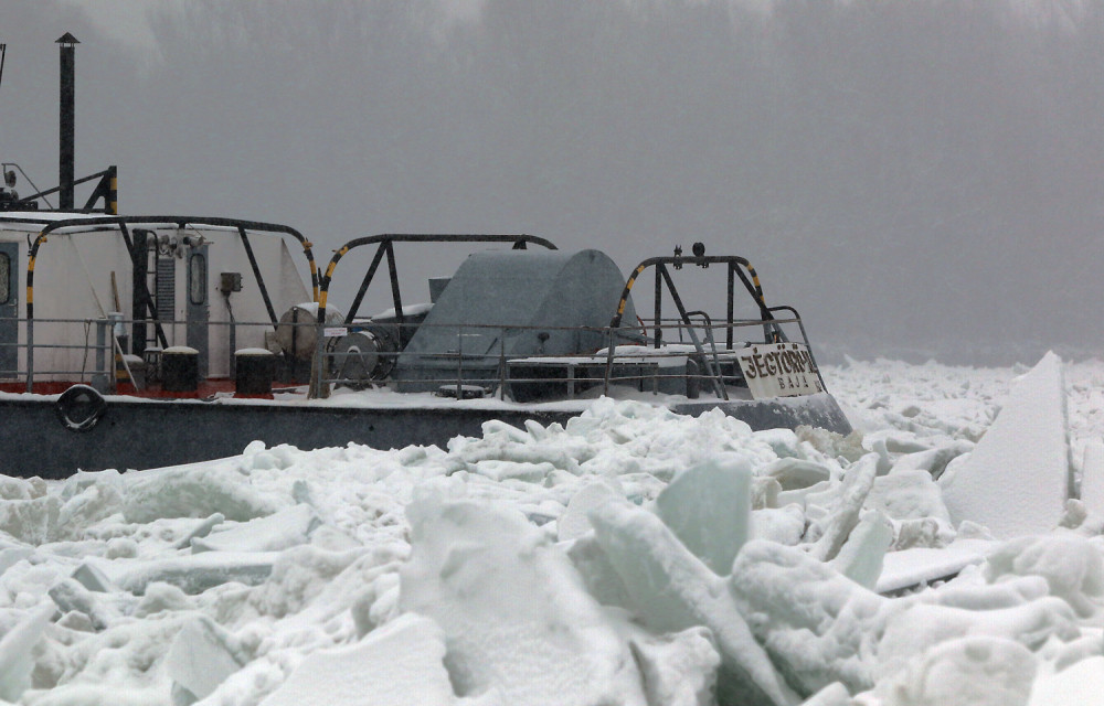 Zaglavio se manji mađarski ledolomac!