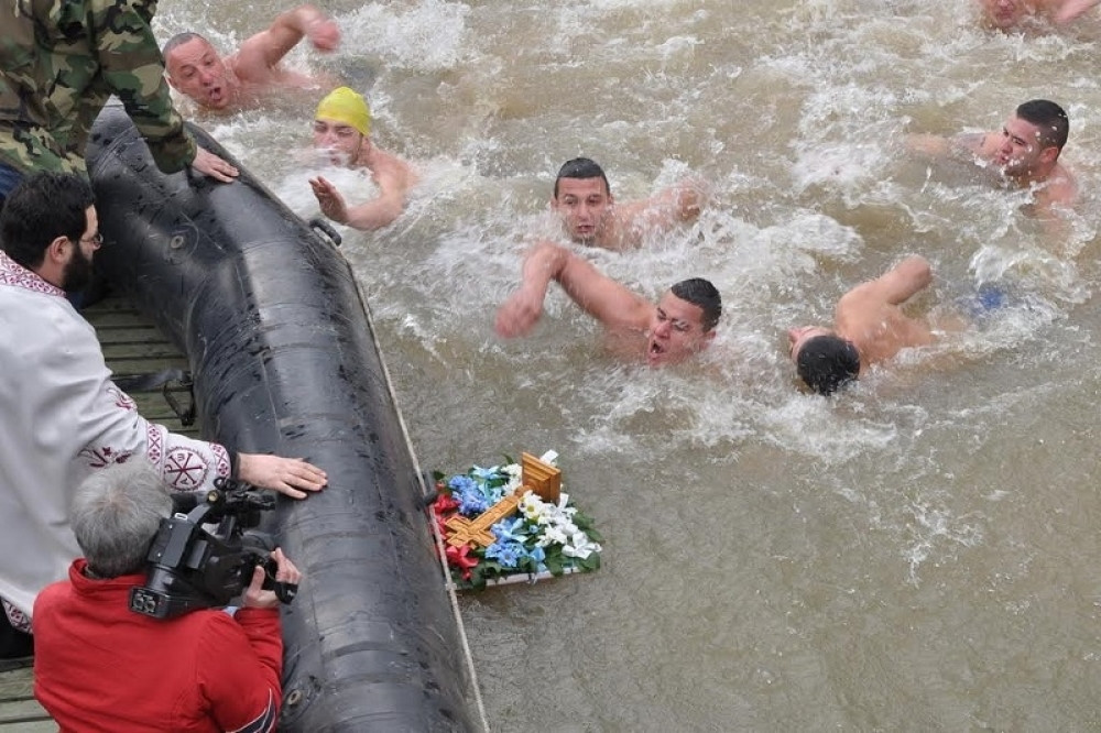 Ovako su Crnogorci plivali za Časni krst (VIDEO)