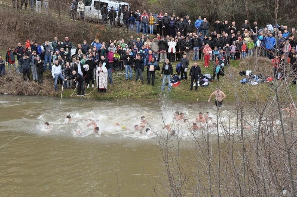 Za časni krst plivaju u bazenu bolnice