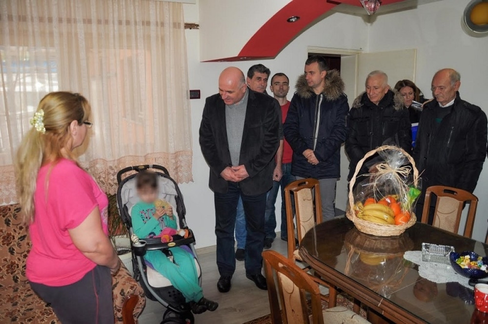 Umesto za slavlje novac dali đacima i bolesnima (FOTO)