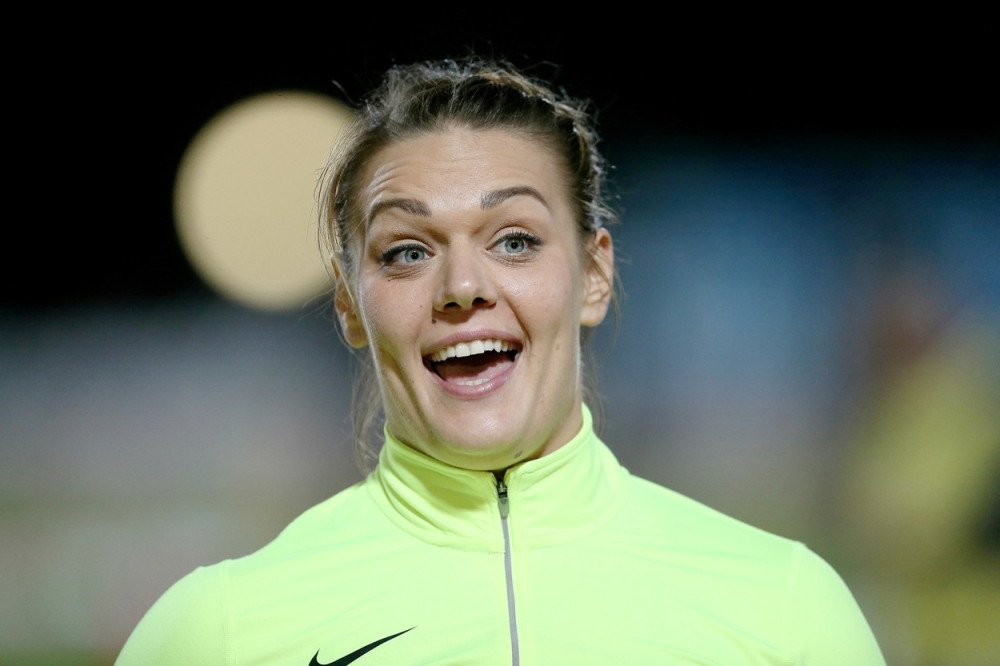 Kakve grudi Sandra ima (FOTO)