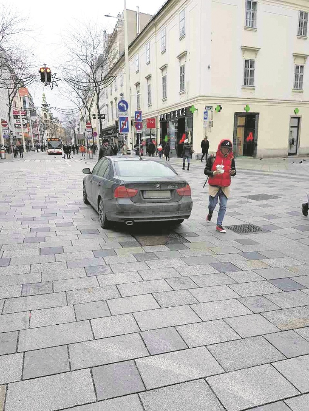 Srbin se u Beču parkirao nasred pešačke zone! (FOTO)