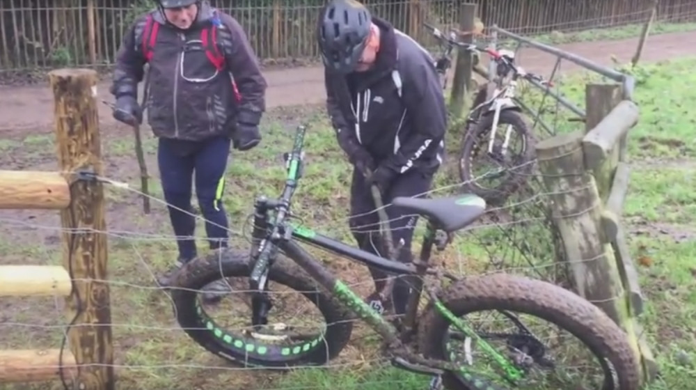 Bicikl u električnoj ogradi? Eto smeha! (VIDEO)