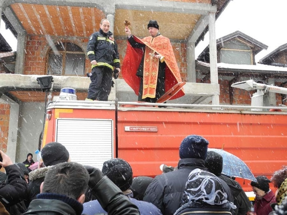 Sveštenik osveštao vodu iz cisterne! (FOTO)