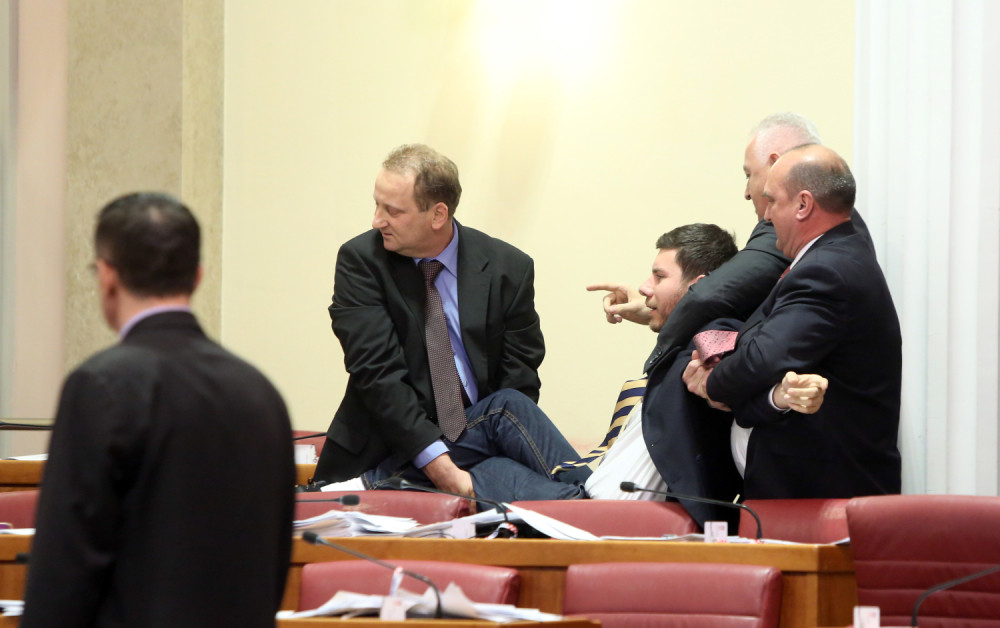 Pernara izneli iz Sabora