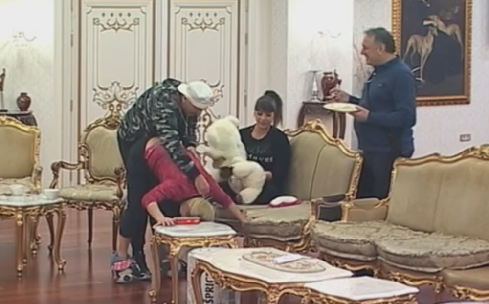 Mećava opipao Slađu! (VIDEO)