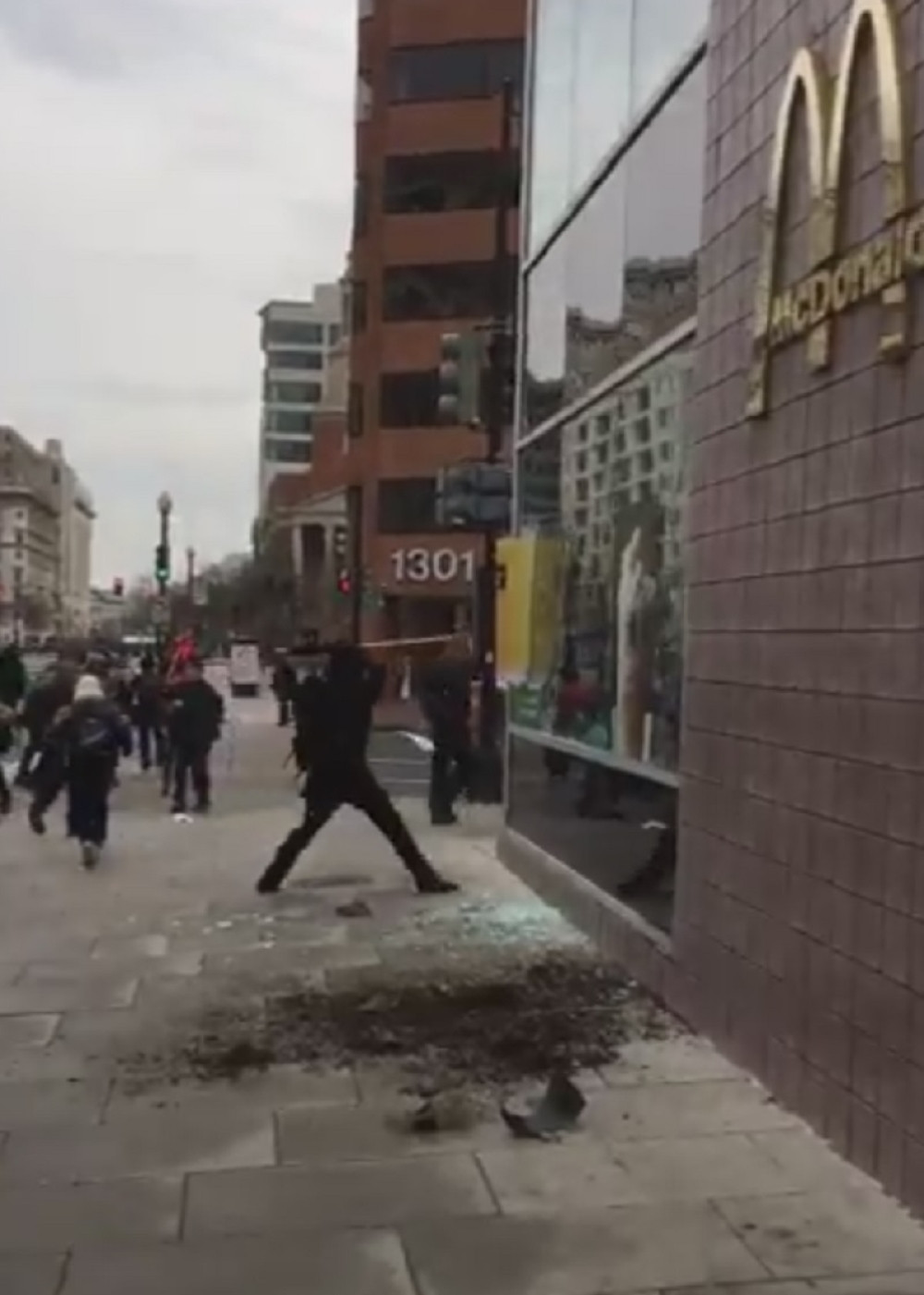Demonstranti razbili "Mekdonalds" (VIDEO)