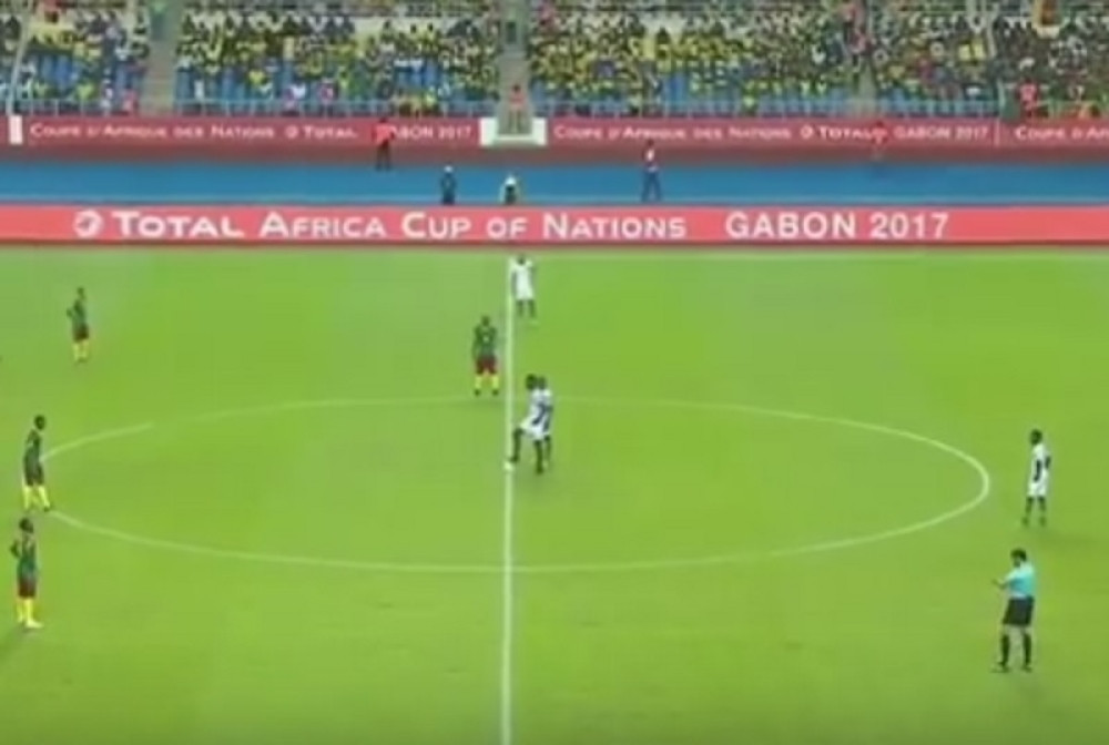 Neshvatljiv početak fudbalskog meča (VIDEO)