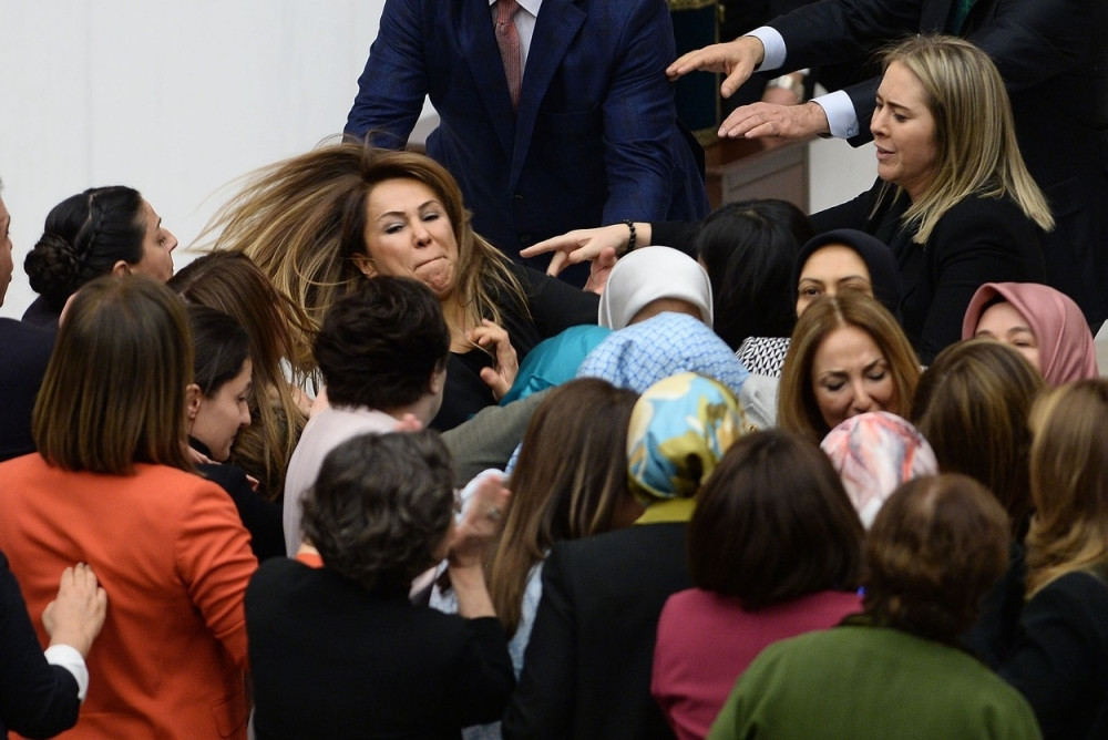 Pobile se žene u turskom parlamentu (FOTO + VIDEO)