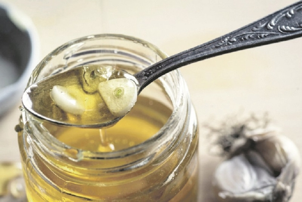 Napraviti mešavinu od belog luka, sirćeta i meda za lečenje KARCINOMA, hipertenzije, astme!