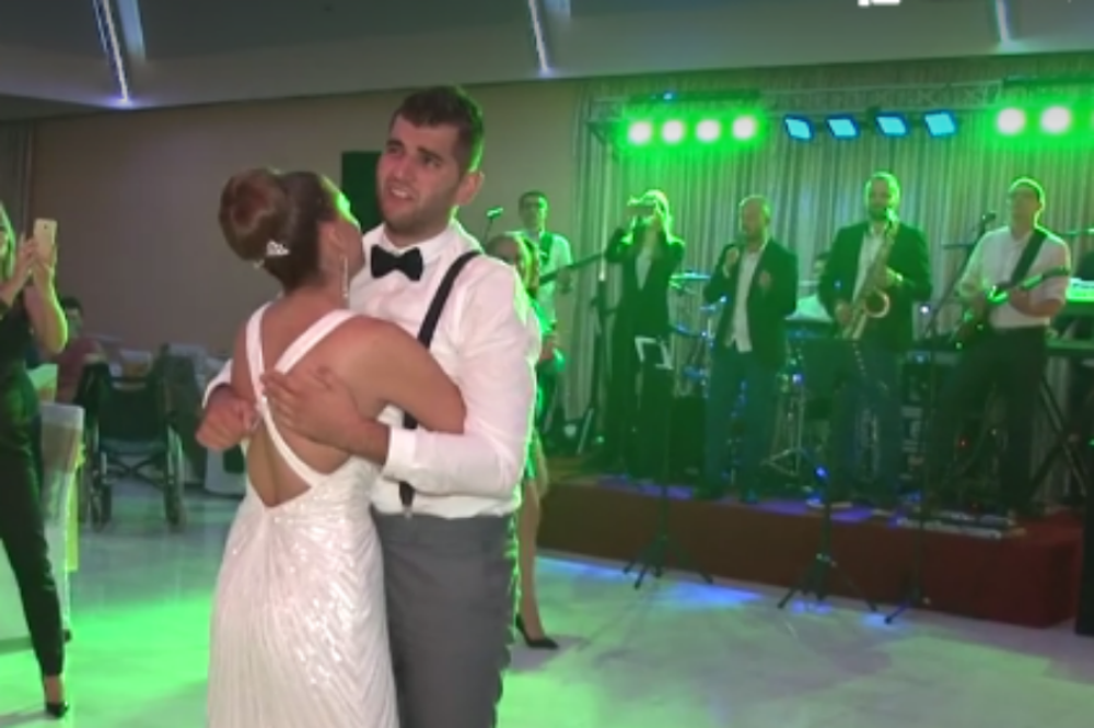 Ustao iz invalidskih kolica da pleše na sestrinoj svadbi (VIDEO)
