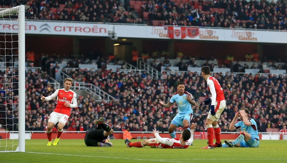 Dva penala u finišu i poklon pobeda Arsenalu