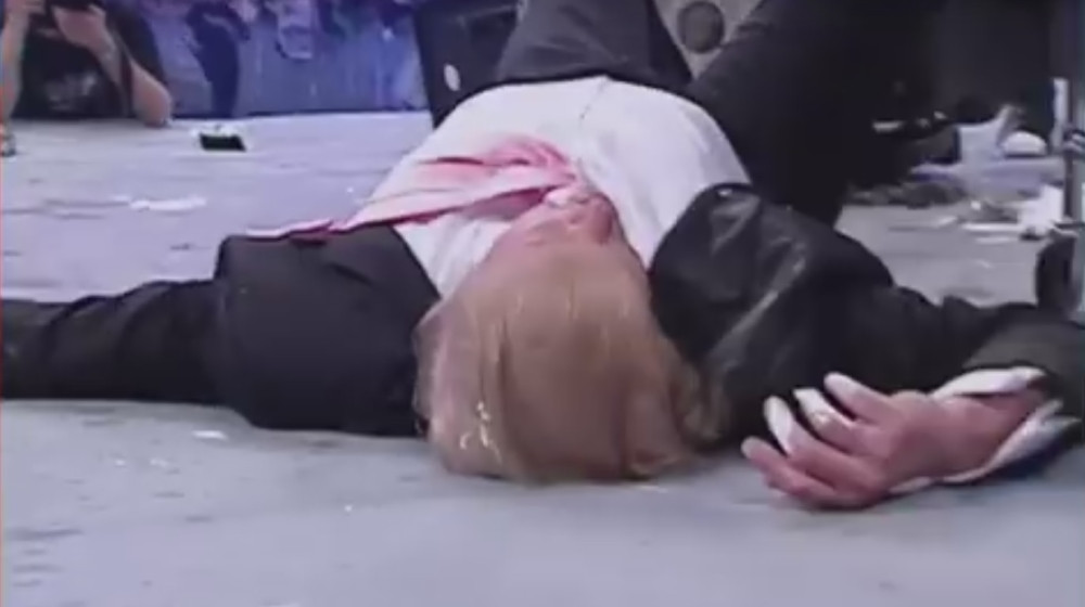 Tramp završio na patosu i zaradio ovacije! (VIDEO)