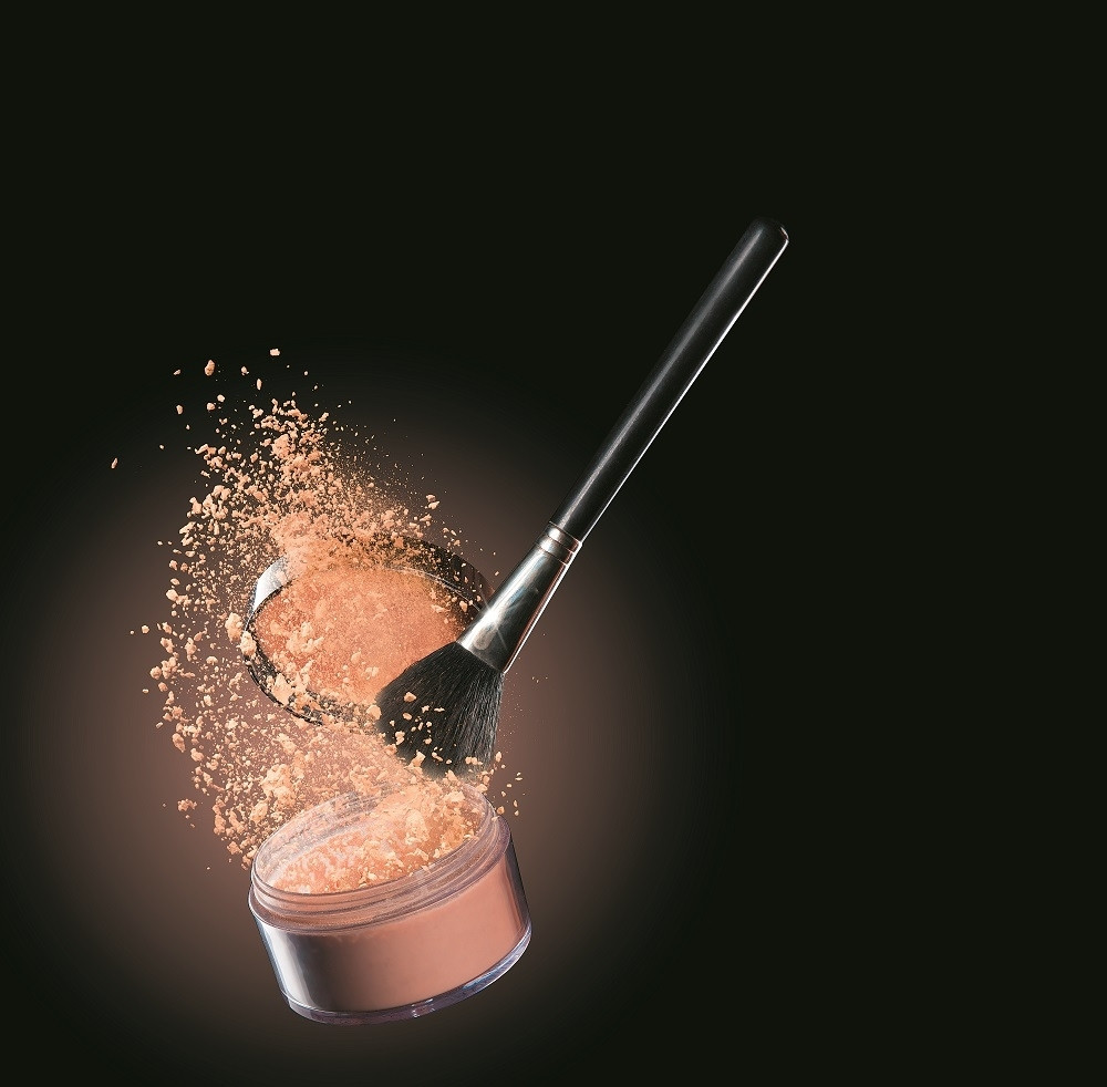 Uz ovaj trik više nikad nećete uprljati majicu puderom!