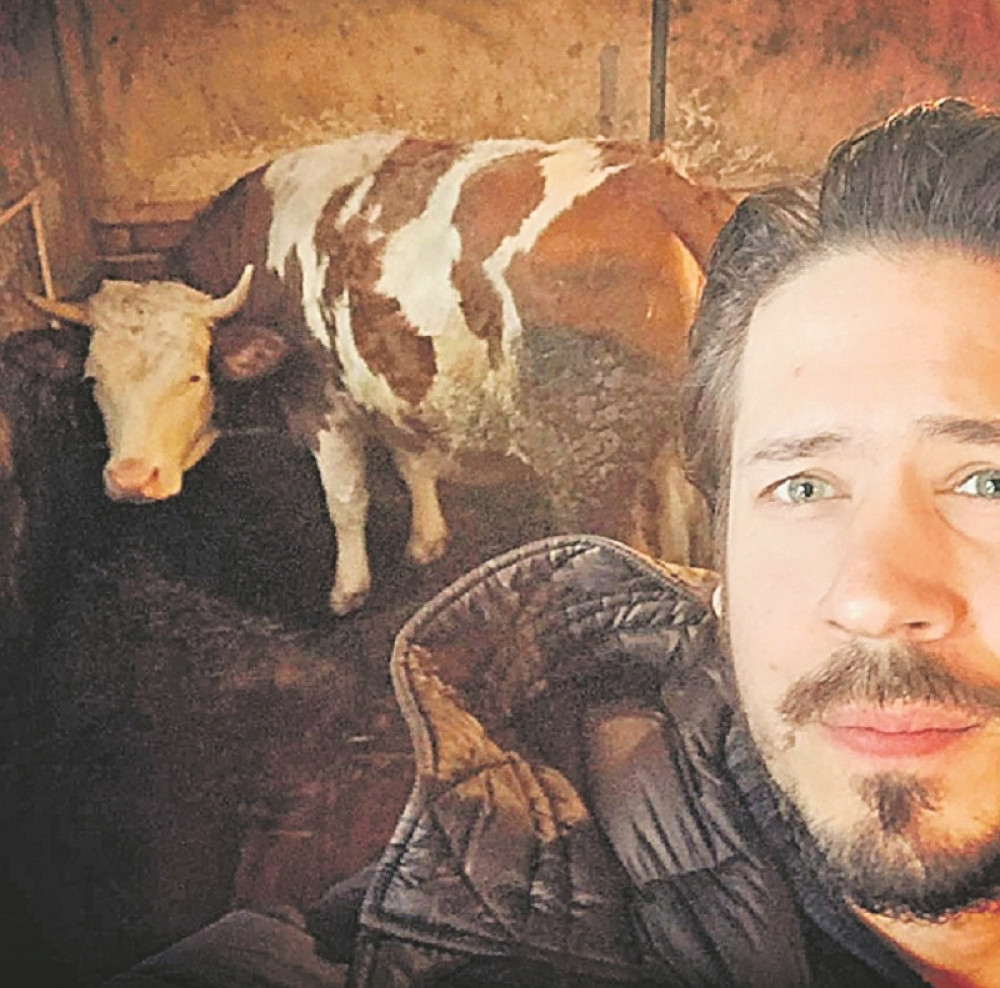 Rokvić muze krave u manastiru