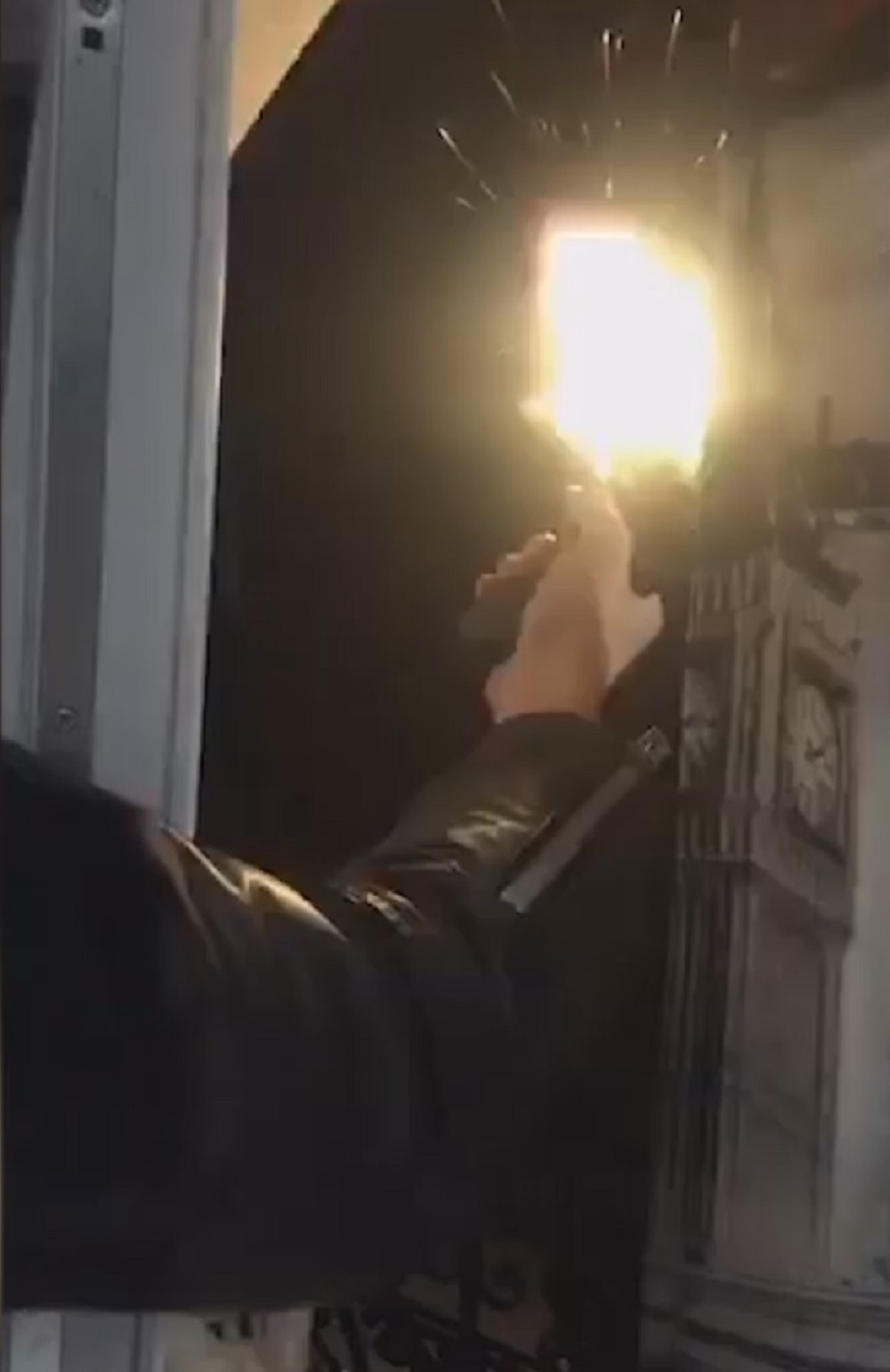 Starletin brat iz zabave ispalio osam metaka!