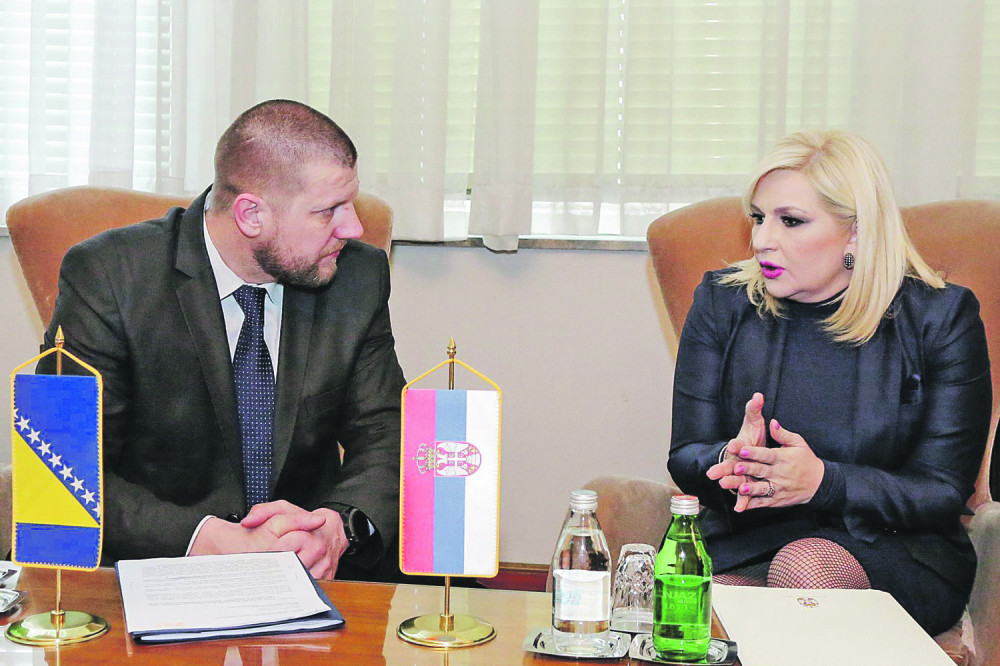 Zoka opet fura mrežaste čarape!