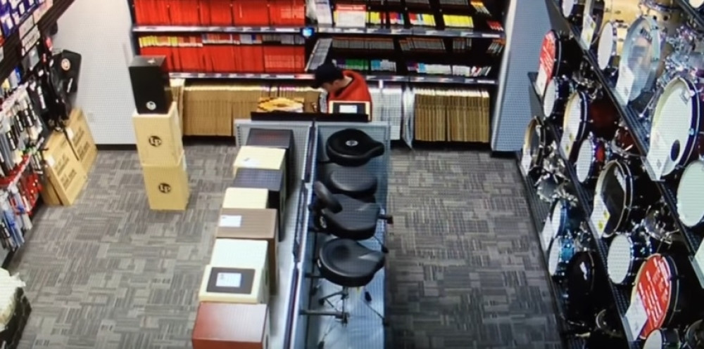 Celu gitaru ugurao u "trešu" (VIDEO)