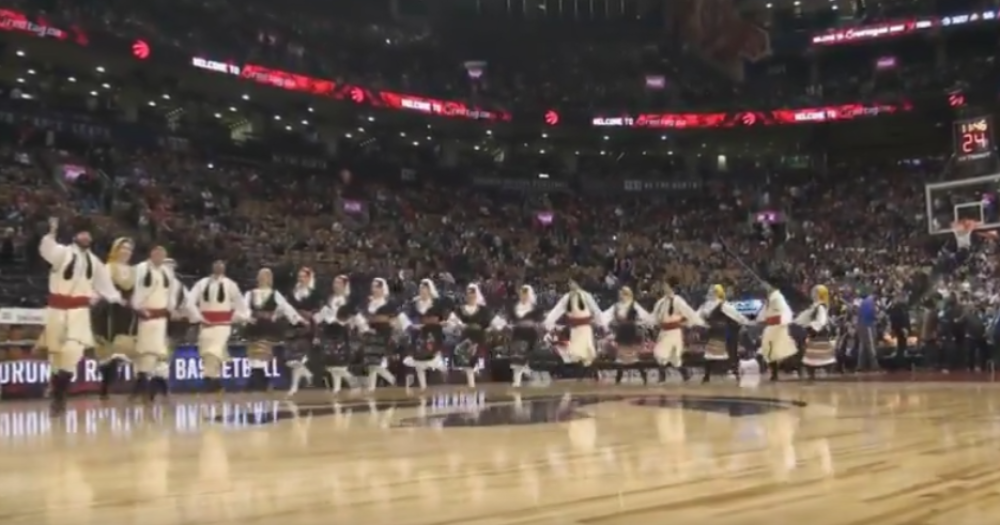 Srpsko kolce na poluvremenu NBA utakmice! (VIDEO)