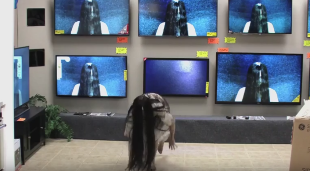 Horor u prodavnici televizora! (VIDEO)