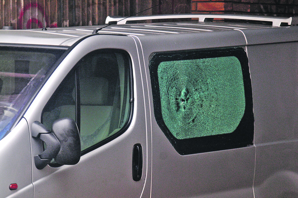 Pucali u dilera dok su deca izlazila iz škole!