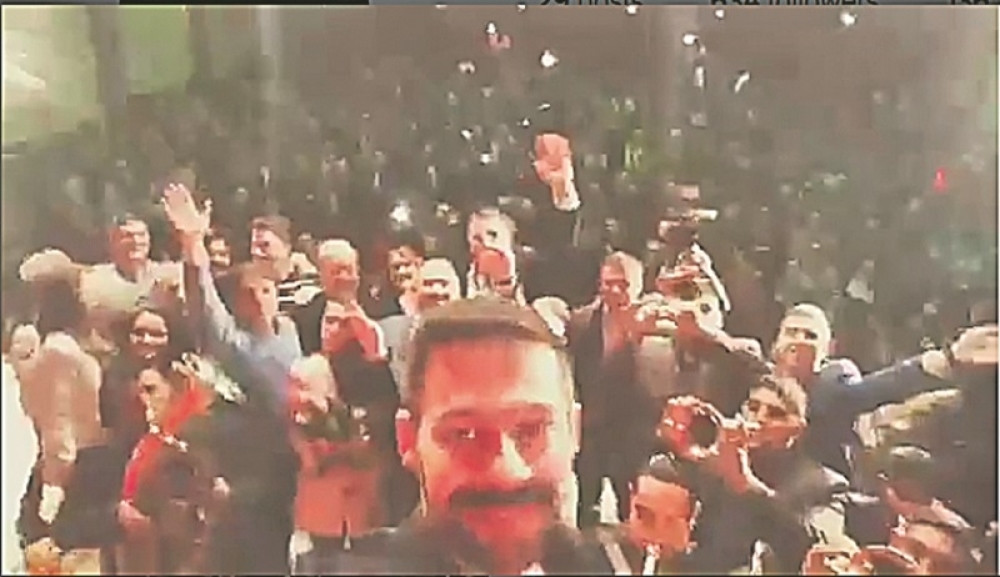 Milan pao u trans uz trubače! (VIDEO)