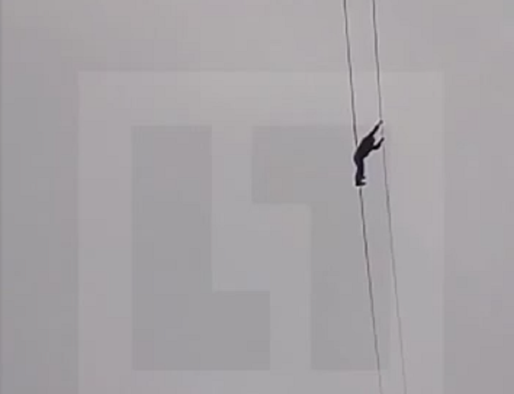 Hodač po žici pao s 30 metara! (UZNEMIRUJUĆ VIDEO)