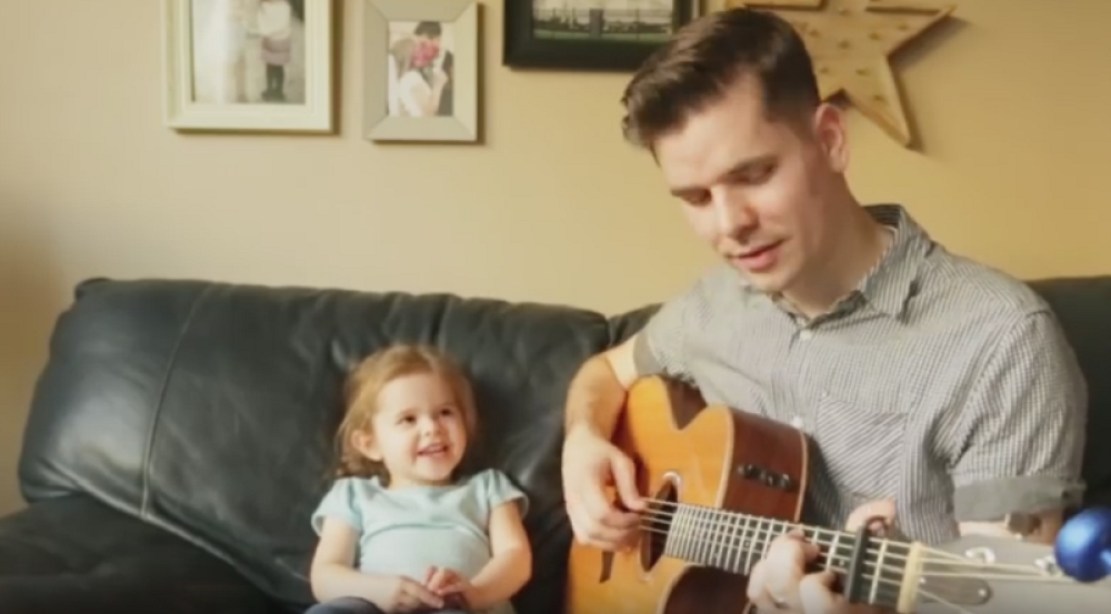 Slatkiš i njen tata raspametili Fejsbuk! (VIDEO)