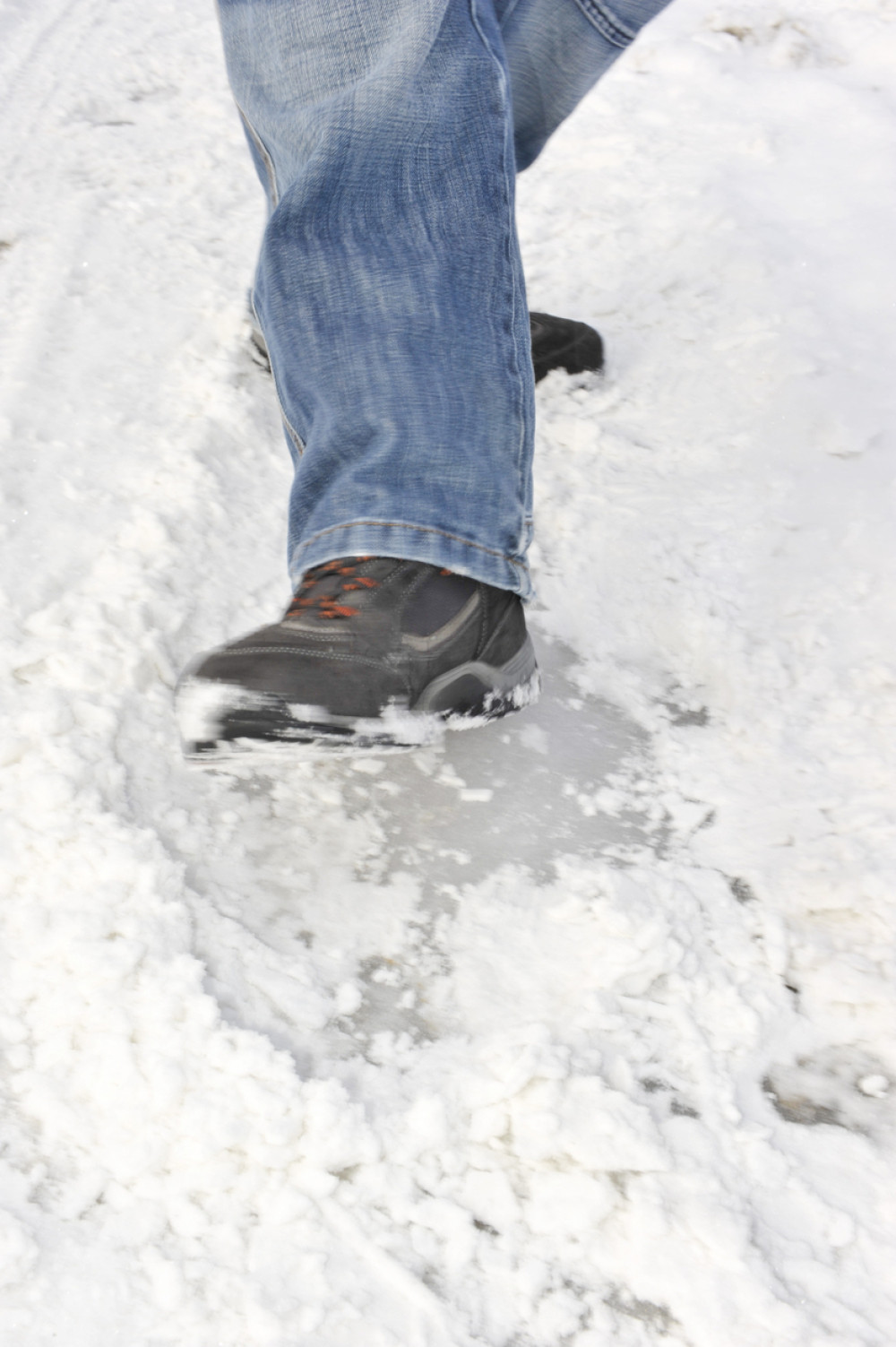 Na trotoaru i kolovozu led, opasnost i od ledenica