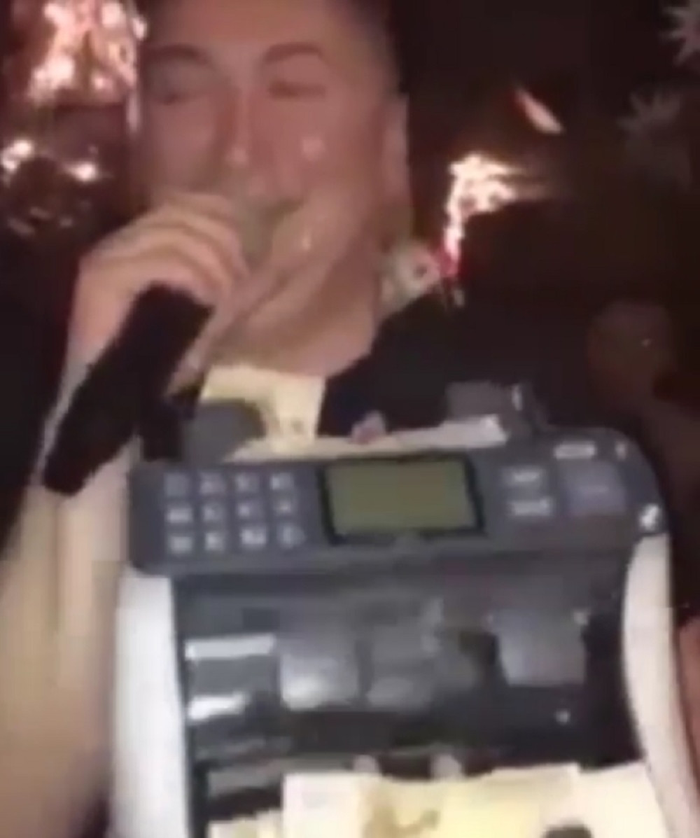 Đaniju pare na nastupu stižu putem automata (VIDEO)