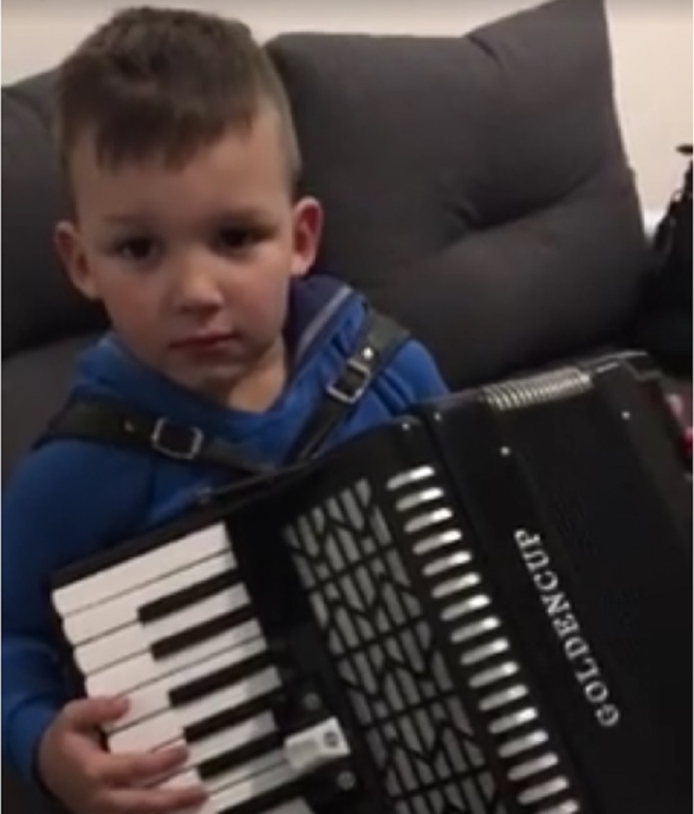 Peva i svira za medalju, a ima samo pet godina (VIDEO)