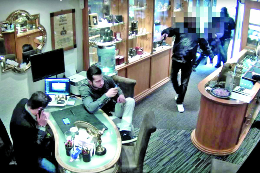 Odradi pljačku ili ćemo ti pobiti porodicu!