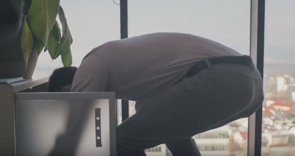 Slovenci izmislili držač za košulju! (VIDEO)