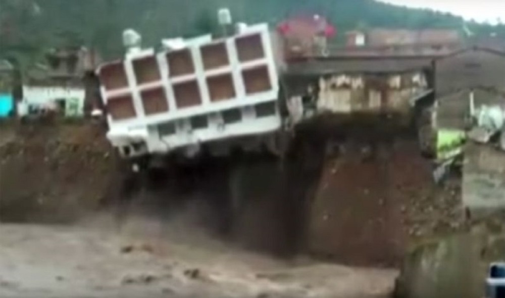 Pogledajte kako se hotel srušio u reku (VIDEO)