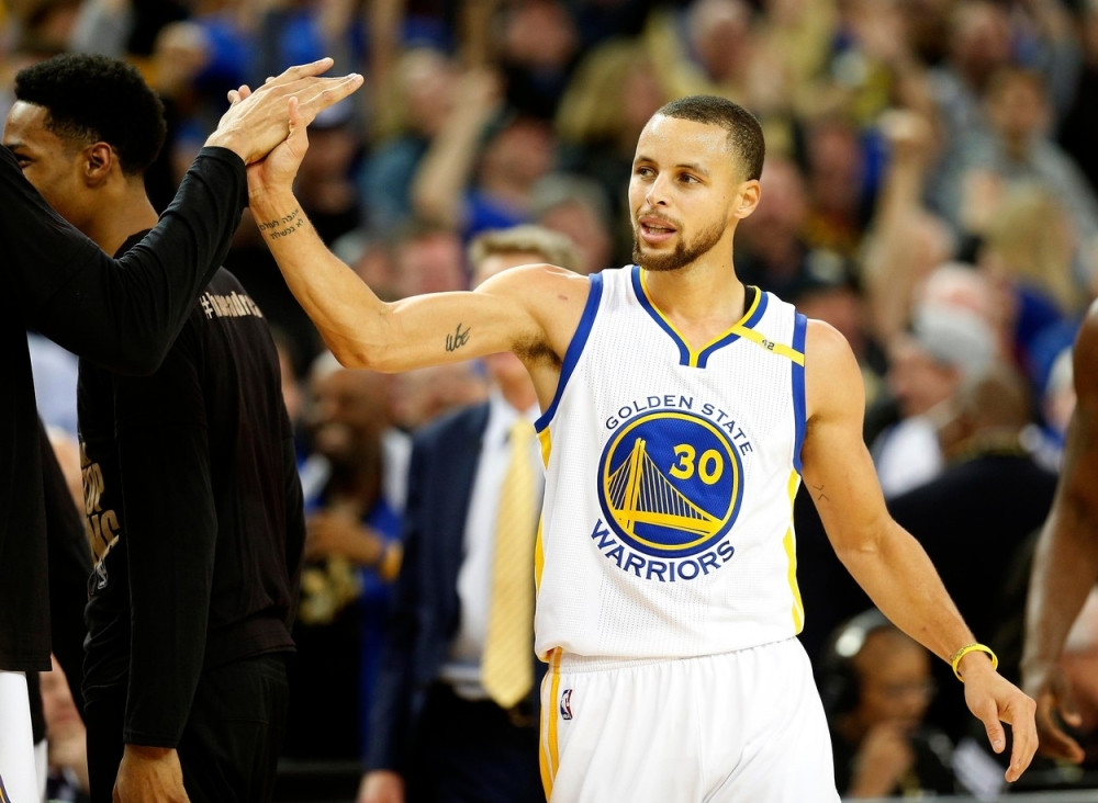 Ovo može samo Stef Kari: Pogledajte, NBA superstar je JEDNIM ŠUTEM dva puta dao koš! (VIDEO)