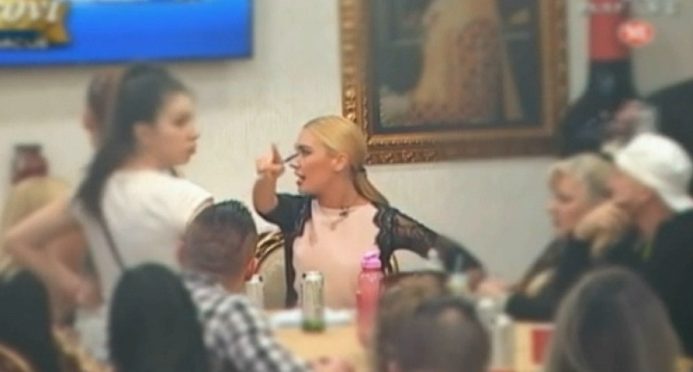 Letele flaše, stradala i voditeljka! (VIDEO)