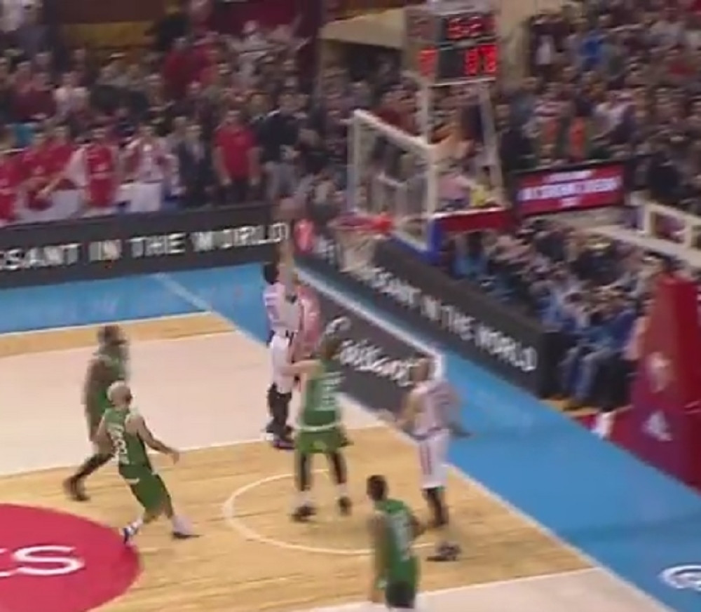 Mitrovićevo zakucavanje - potez kola! (VIDEO)