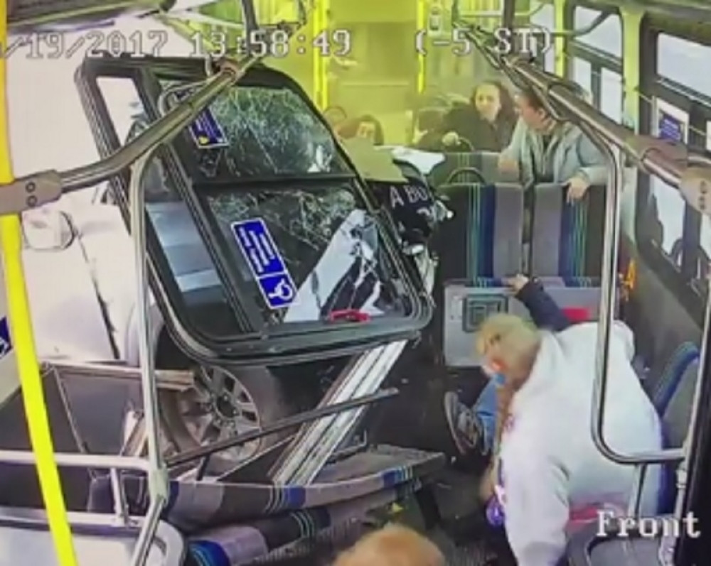 Kamion se brutalno zakucao u autobus (VIDEO)