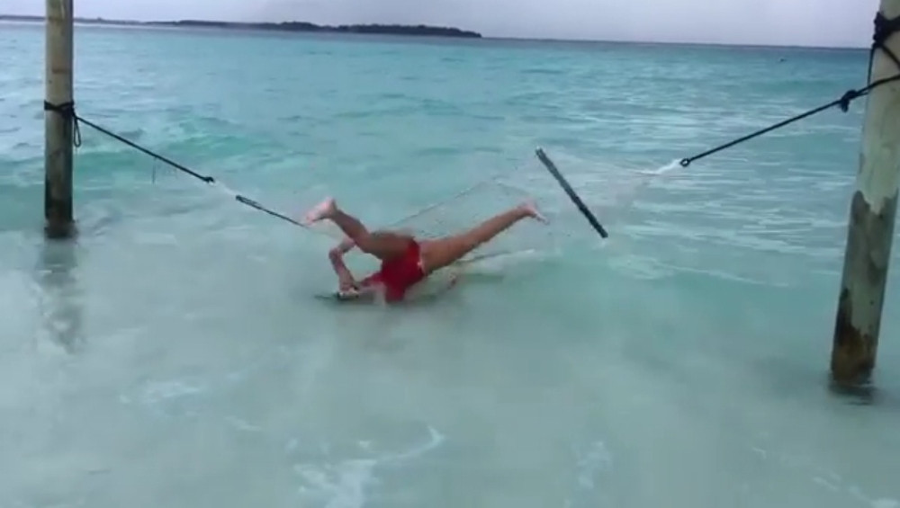 Pevačica htela da pozira, pa upala u vodu! (VIDEO)