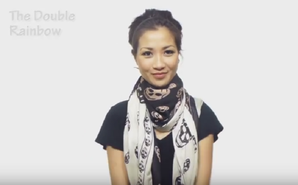 Vežite šal ili maramu na potpuno nov način! (VDIEO)