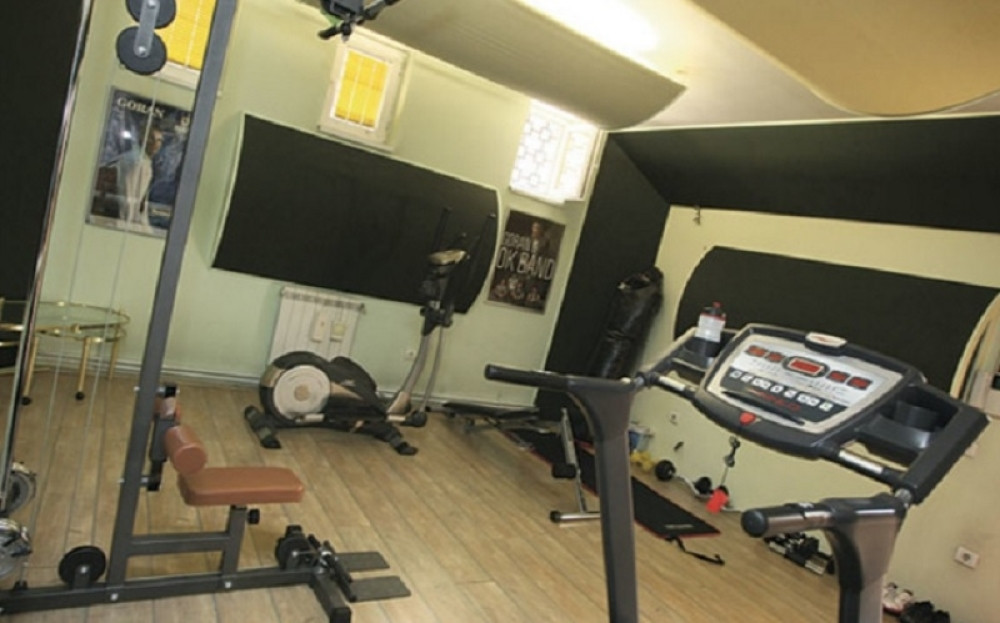 Ovaj pevač u svom domu ima teretanu (FOTO)