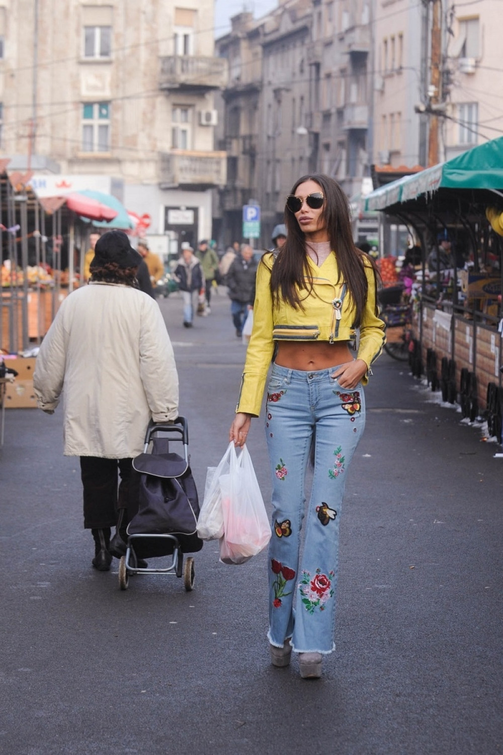 Gola Soraja išla na pijacu po jaja (VIDEO)