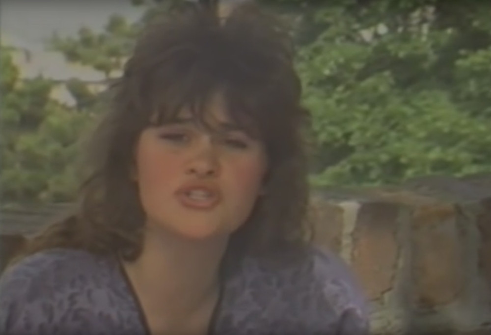 Prepoznajete li slavnu pevačicu s početka karijere?