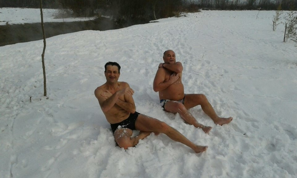 Lozničani uživali u kupanju u snegu (FOTO)