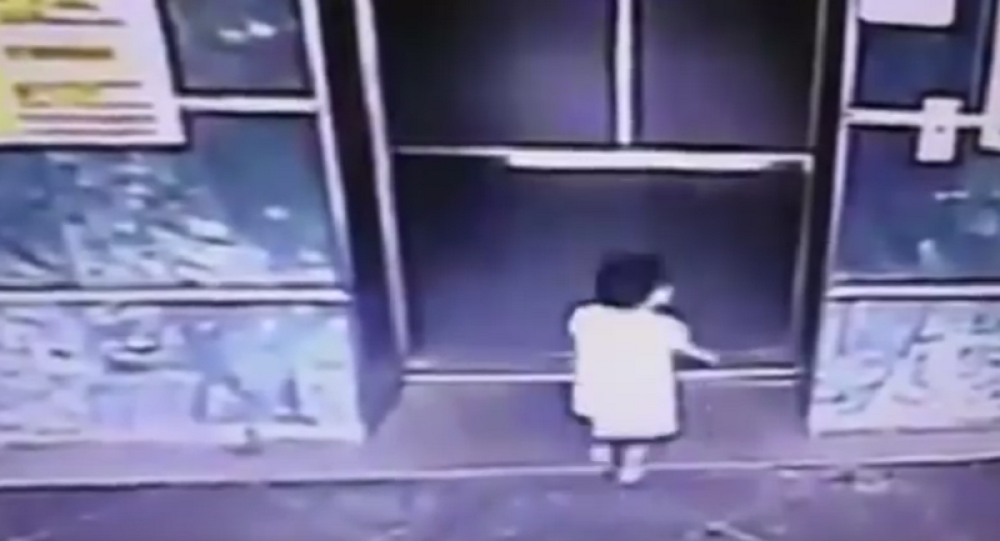 Majka šutnula dete u glavu i spasla mu život! (VIDEO)