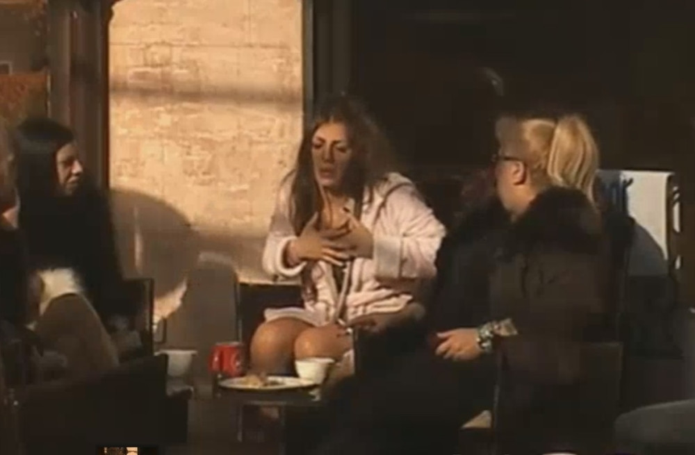 Dalila povraćala, Toni se olakšao u sobi